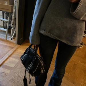 Zadig väska - Super cool  Sunny Zadig väska som jag äskar! säljer då den inte används lika mycket längre! Bra skick förutom att vissa kulor lossnat men bara på ställen som inte är så synliga(se sista bild)  