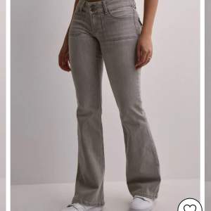 Säljer mina nyköpta jeans köpta från Nelly! Helt oanvända med prislappen kvar beroende på att jag köpte för liten storlek! Köpta för 699kr men säljer för  550, priset går att diskutera! 