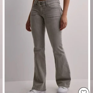 Low Waist Bootcut Jeans från Nelly! - Säljer mina nyköpta jeans köpta från Nelly! Helt oanvända med prislappen kvar beroende på att jag köpte för liten storlek! Köpta för 699kr men säljer för  550, priset går att diskutera! 