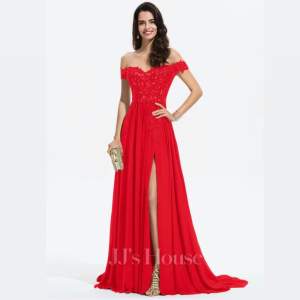 Säljer min vackra balklänning från JJ’s house i modell #175911. Klänningen är i rött tyll med paljetter, spets och släp.  Klänningen har inbyggd BH och en slits på vänstra benet. Första bilden är lånad🌹 skicka DM för fler bilder✨