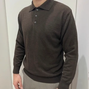 Stickad Piké långärmad  - Tja, jag säljer en snygg stickad långärmad pike som är i färgen brun. Den är i riktigt snyggt och bra skick, skriv för fler bilder & frågor.