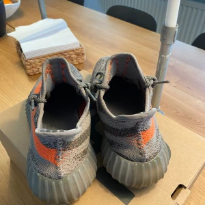 adidas Yeezy Boost 350 V2 'Beluga Reflective' - Använda men är i väldigt bra skick! Kvitto finns! Pris diskuterbart!