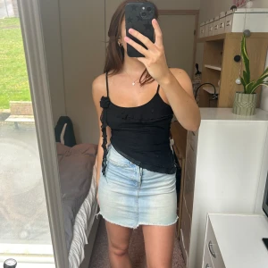 Linne - Linne med volanger och rosdetalj. I mesh 