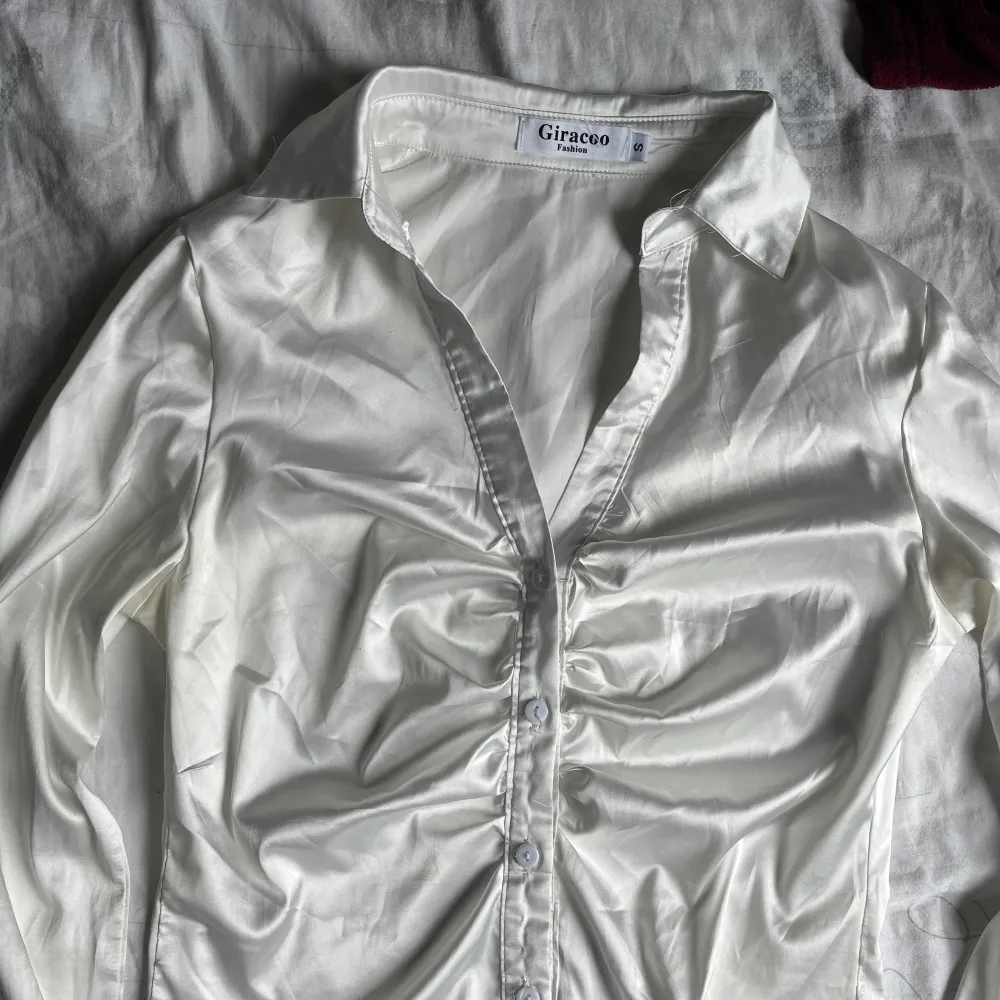 Fin blus i silkes liknade material, liten fläck längst ner som säkert går bort i tvätten . Blusar.
