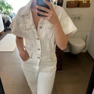 Vit denimjumpsuit - En vit denimjumpsuit från Zara, använd få gånger och är i bra skick. Oversized upptill och sitter skit snyggt! 
