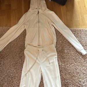 Ginatricot velour set i beige - Skit snyggt och mjukt sett från ginatricot, byxorna i XS och koftan i S. Aldrig använda, därför är materialet lika mjukt som en ny. Nypris: Ca 600kr.