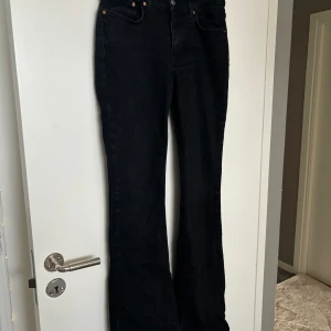Svarta perfect jeans från Ginatricot  - Snygga jeans från Gina, bra skick, lite slitna längst ner på jeansen däremot🤍 Säljer då de är förstora för mig