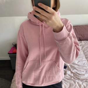 Rosa hoodie, skrynklig på bilden då den är nytvättad. Använd ca 2 gånger