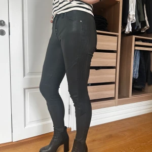 Skinnbyxor - Äkta Skinnbyxor av märket IRO.  Nypris runt 3500kr🌟Snygga detaljer. Perfekta både till vardags och fest, lätta att dressa upp och ner.  Obs! Dragkedjan behöver bytas ut, annars som nya. Skriv om du har någon fråga eller om du vill ha fler bilder🤗🌟🙌