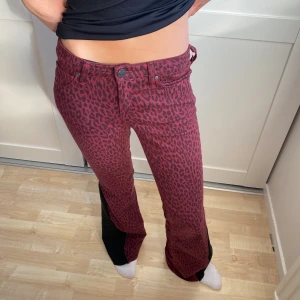 Leopard jeans - Säljer dessa sjukt snygga röda lågmidjade jeansen med leopardmönster som jag sytt utsvängda själv!🐆🐆så coola och unika!! w27 l34