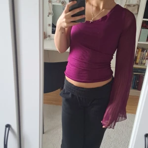 Topp - Varan är i bra skick utan tecken på använding och säljer eftersom det inte är min stil💕 jag skulle säga att toppen är mer som en S men den är stretchig. 