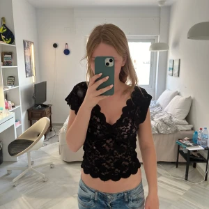 Spetstopp från zara - Säljer denna jättefina spetstoppen från zara då den inte kommer till användning💕den är storlek s men skulle säga att den passar en m och xs också! Anvönd ett fåtal gånger och därför bra skick 🥰