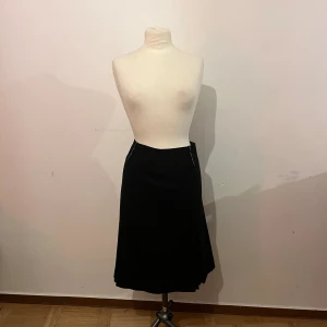 Laurél kjol - Laurél kjol i ull med små söta detaljer, sparsamt använd.🌷🌸