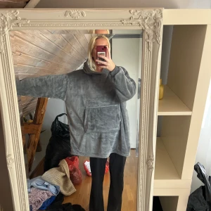 Oodie  - Stor mysig oodie tror jag de kallas. Använd ett fåtal gånger. Beställd från fyndiq eller prylify tror jag❤️‍🔥❤️‍🔥