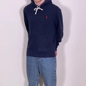 Huvtröja från Ralph Laurent  - Snygg huvtröja från Ralph Laurent, passande för många olika tillfällen. Fläcken är ett fel i kameran och förekommer inte på tröjan.