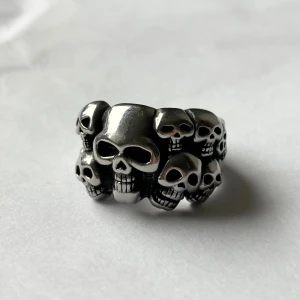 Dödskalle ring - Stainless steel ring i dödskallar. I fint skick. Storlek 18. Säljer då den inte kommer till användning längre. Kan skicka med posten privat 18 kr frakt.