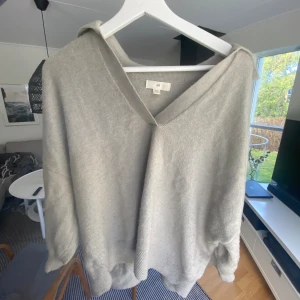 Tjocktröja  - Trekvartsärmad olivgrön tröja från hm, storlek M, nästan aldrig använd! ❣️