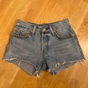 jeansshorts från levis med nitar på💗as snygga och perfekt till somamren💕storlek 24 och midjemått 72 cm