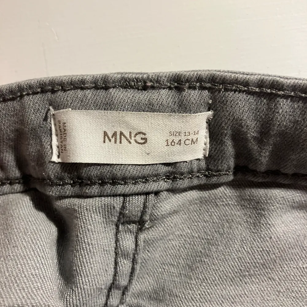 Gråa Flare jeans i storlek 164 från Mango! Ett litet märke vid bakfickan som knappt syns. Köpare står för frakt 💗. Jeans & Byxor.
