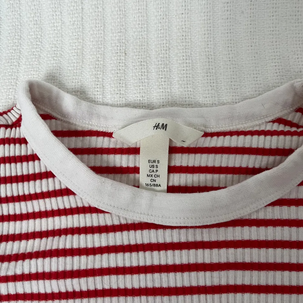 Jätte fin röd randig tröja från H&M❤️Har bara används ett få antal gånger och i fint skick😊❤️. Tröjor & Koftor.