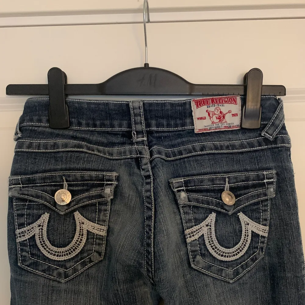 Low waist bootcut jeans från True Religion,  aldrig använda, endast testade. Har inga tecken på användning.  Om ni har några frågor/funderingar, så svarar jag gärna på dem.. Jeans & Byxor.