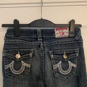 Low waist bootcut jeans från True Religion,  aldrig använda, endast testade. Har inga tecken på användning.  Om ni har några frågor/funderingar, så svarar jag gärna på dem.