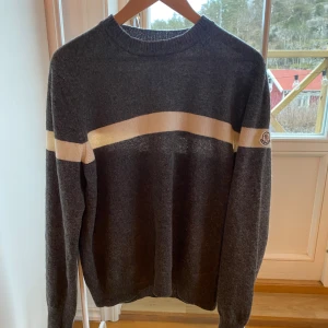 Moncler tröja - Tjena säljer denna as feta stickade moncler tröjan(Vintage) i stl M. Såklart äkta skick 9/10 Vid minsta fundering är det bara att höra av sig🙌