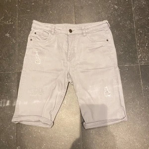 Shorts - Gråa shorts från H&M. Använda en gång så mycket bra skick! Storlek 164.Hör av er vid frågor! 
