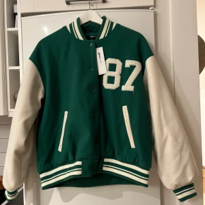 Ginatricot bomberjacka - Storlek 36, lapp kvar aldrig använd 