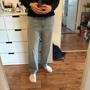 Hej! Säljer mina Loose fit jeans från H&M kostar 500kr nya, använda ca 5 gånger. Dessa är i storlek W34 och L32, med en unik blå jeans tvätt.