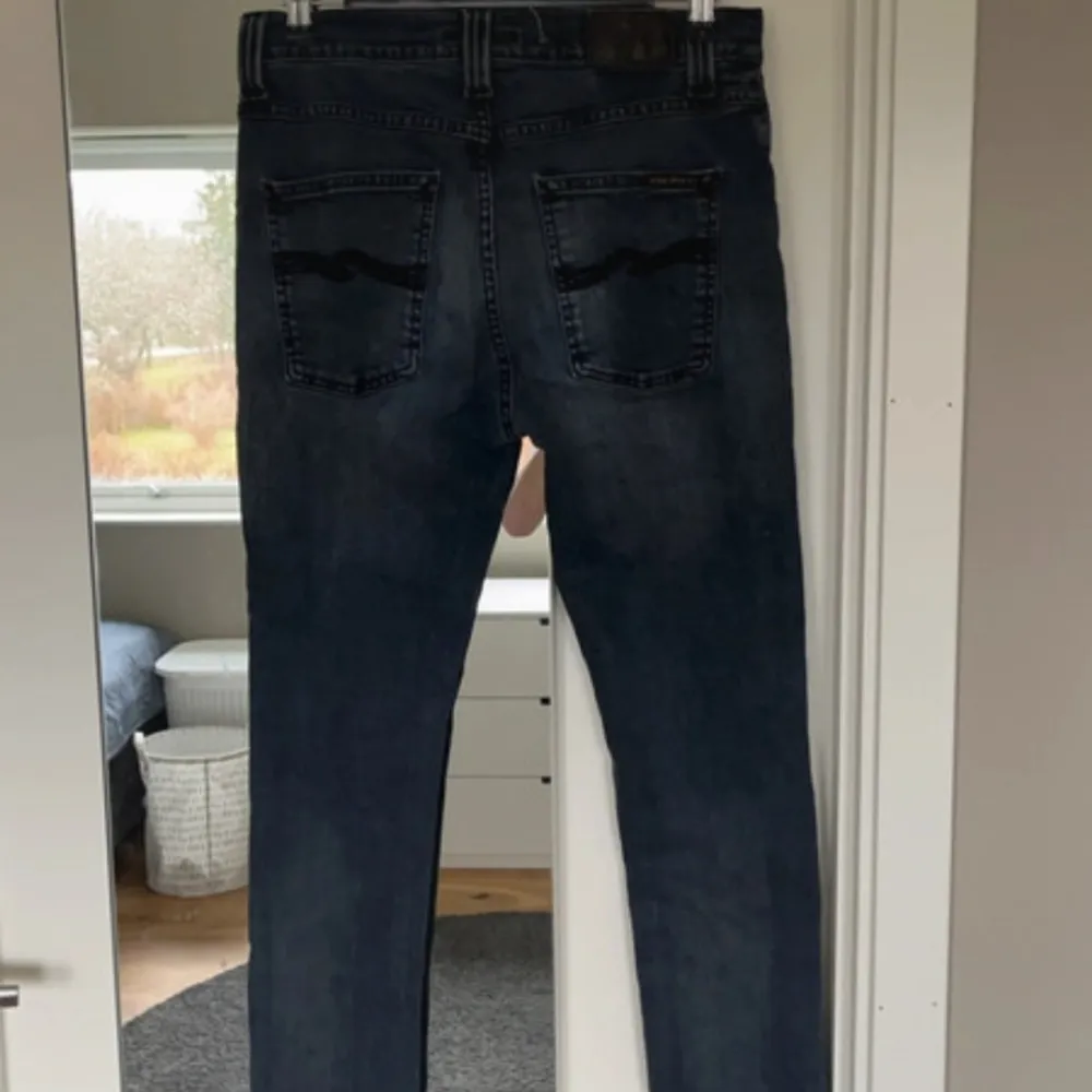 Extremt trendiga Nudie jeans i mycket bra skick🍾🍾jeansen är i slim skriv om du är intresserad priset diskuteras vid snabb affär 🍾🍾. Jeans & Byxor.