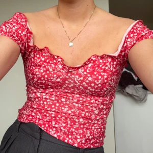 Blommig topp - Söt röd blommig offshoulder topp! Använd ett fåtal gånger, väldigt fint skick!