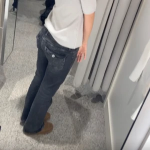 Gina tricot young bootcut pocket jeans - Säljer dessa byxorna från Gina young då de har blivit för korta, inga skador och skit snygga