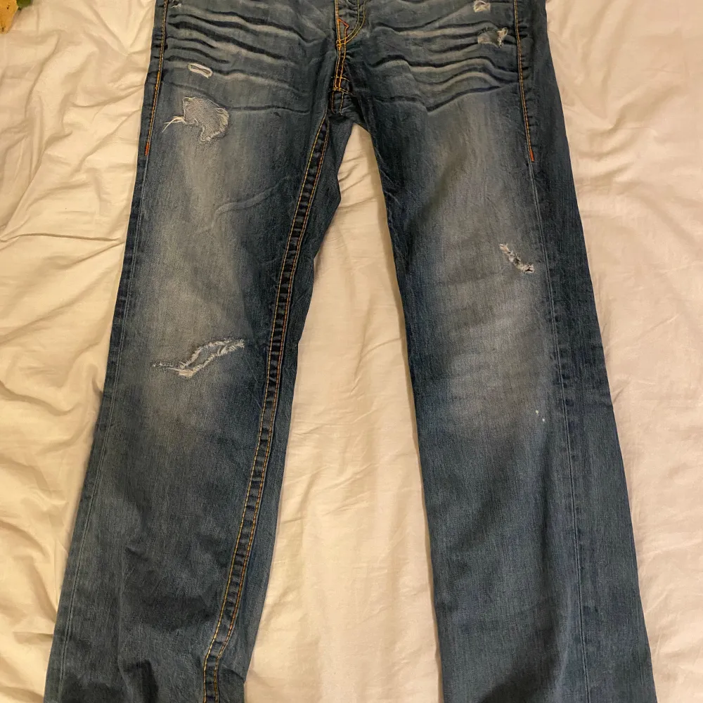 Säljer ett par väldigt feta true religion rainbow Ricky jeans 🔥🔥🔥🫡🫡 Mått:  Midja 48cm Benbredd 21cm Benlängd 107 Fotöppning 20cm Skriv om ni är intresserade. Jeans & Byxor.