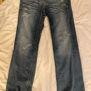 Säljer ett par väldigt feta true religion rainbow Ricky jeans 🔥🔥🔥🫡🫡 Mått:  Midja 48cm Benbredd 21cm Benlängd 107 Fotöppning 20cm Skriv om ni är intresserade
