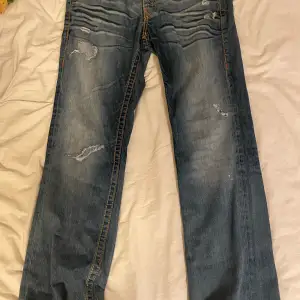 Säljer ett par väldigt feta true religion rainbow Ricky jeans 🔥🔥🔥🫡🫡 Mått:  Midja 48cm Benbredd 21cm Benlängd 107 Fotöppning 20cm Skriv om ni är intresserade