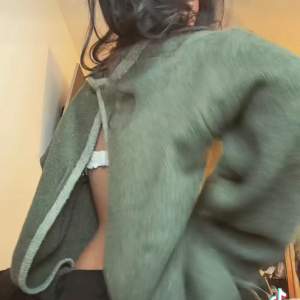 Grön tröja med öppen rygg stickad i storlek S ifrån ZARA