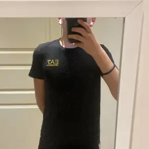 Säljer min ea7 t shirt Den är bara för liten inga andra defekter 