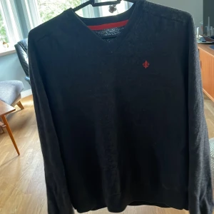 Morris tröja - Hej, säljer denna Morris tröja i storlek Xs/s. Den är knappt använd och har inga skadar. Orginal pris är runt 1500 kr mitt pris är 400