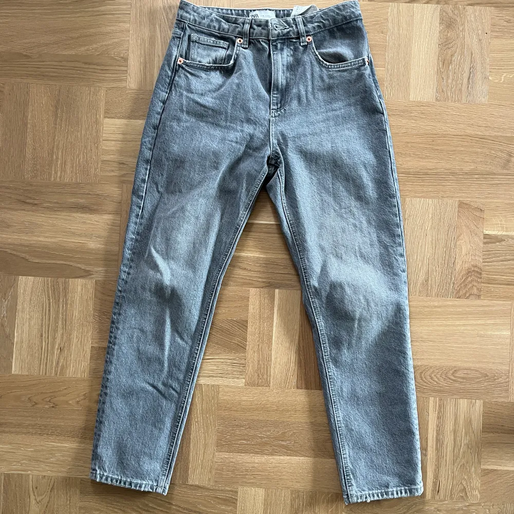 Mellanhög midja. Snygg grå färg 🩶 Knappt använda.. Jeans & Byxor.