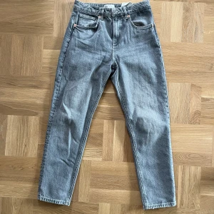 Gråa jeans - Zara - Mellanhög midja. Snygg grå färg 🩶 Knappt använda.