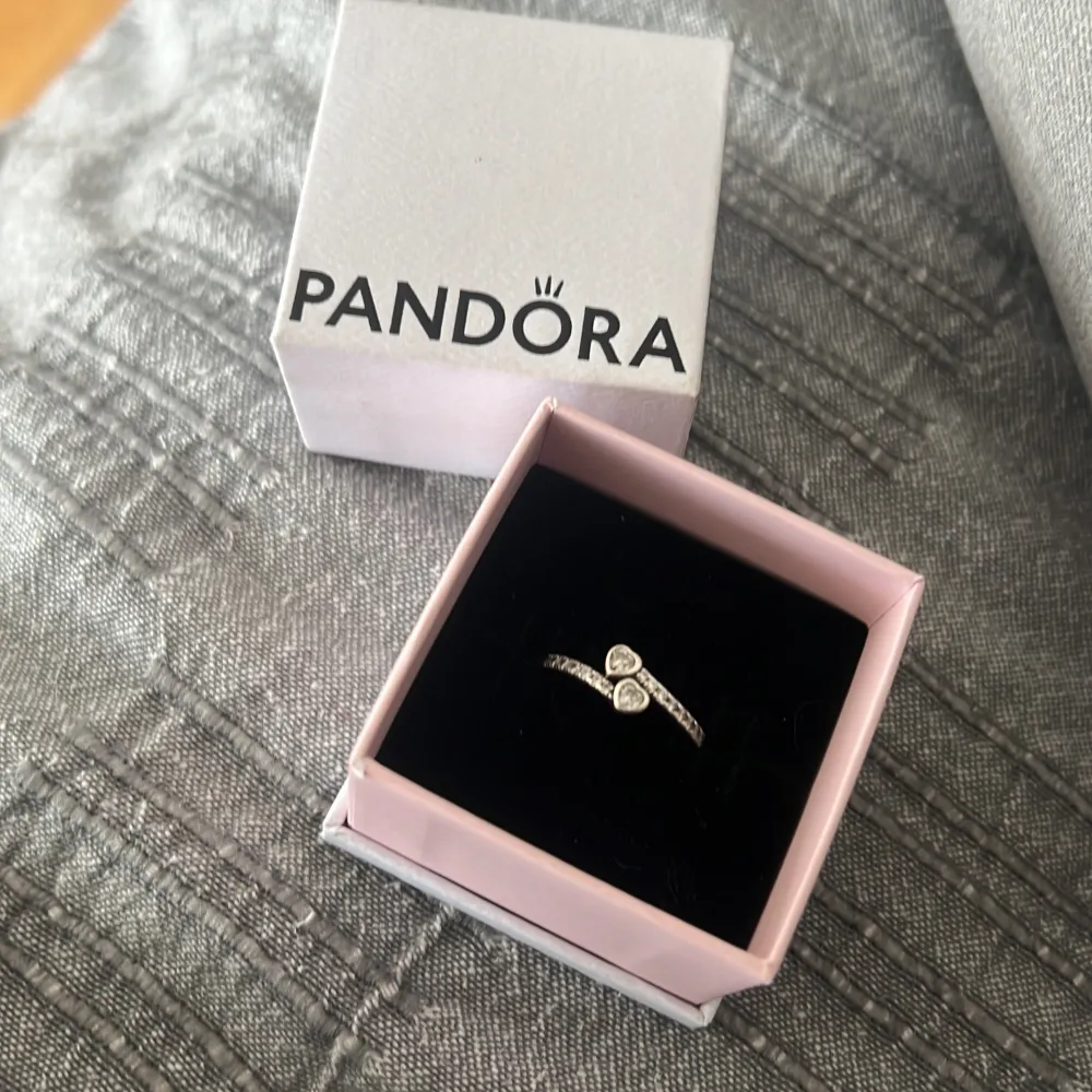 En ring från Pandora som inte används då personen jag köpte den till inte tog emot den. Accessoarer.