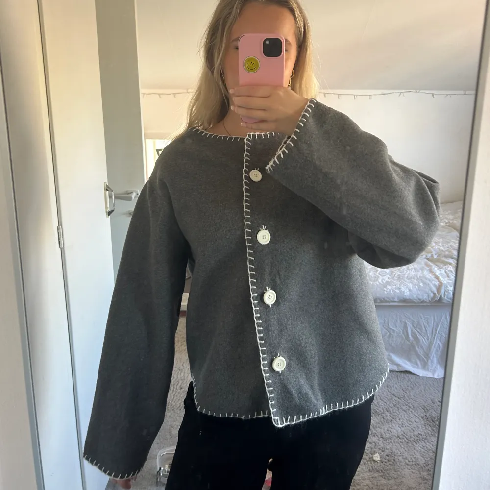 Tröja i fleece som jag sytt själv🦋 Storlek M men passar dem flesta beroende på hur oversize/tight man vill att den ska vara💘. Tröjor & Koftor.