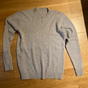 Kashmir John Henric - John Henric tröja i Kashmir storlek M Lappen på insidan av tröjan lossna-se bild. Använd väl men fortfarande bra skick Skriv om bättre bild!