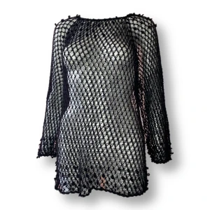 Fishnet Top - I bra skick, finns varken storlek eller märke. Sitter oversize på dockan som använder XS. Söta bollar vid axlarna och nere vi höften. Säljer även en exakt likadan fast vit! 