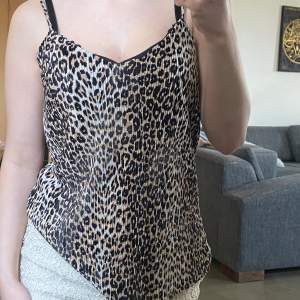 leopard plisserad linne från hm strl s♥️ I nyskick och såååå fin som passar med allt♥️Använd gärna köp nu och välj postnord helst🥰❤️