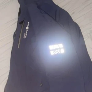 Sail Racing Gore Tex - Storlek L, passar M också! Är i väldigt bra skick och finns inga hål eller små fel på jackan.