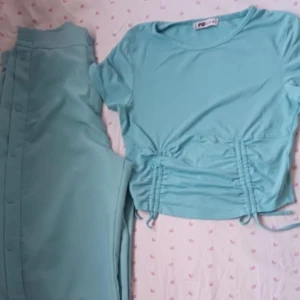 Set marin grön - Byxorna är L och mag tröjan är ett M