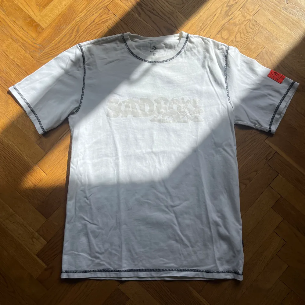 T-Shirt av Sadboys x Converse som släpptes 2019. Bladee designade även denna tröjan. Strorlek M, 9/10 skick.. T-shirts.