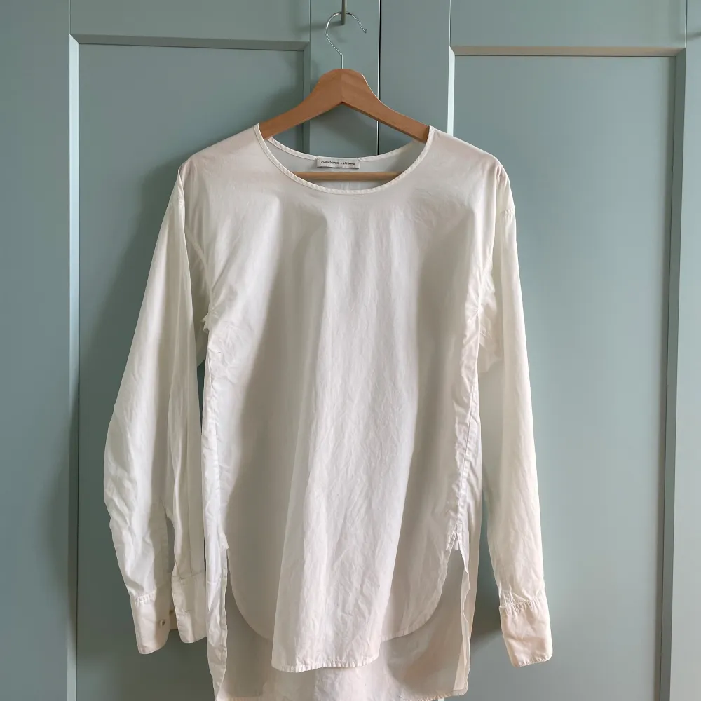 Christophe Lemaire Crisp Cotton White Tunic  A Perfect Spring Wardrobe Staple   100% Cotton Best Fits S/M Tagged Size 3  Buttoned Cuffs for Adjusting Fit  . Toppar.